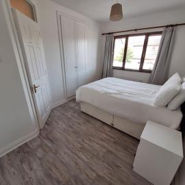 Spacious 4BR Waterford Home Sleeps 8 Parking، فندق في واتيرفورد