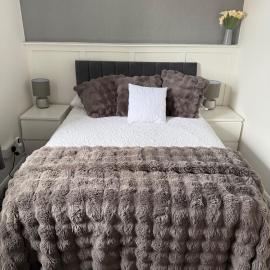 House Sleeps 4 with Parking and Garden