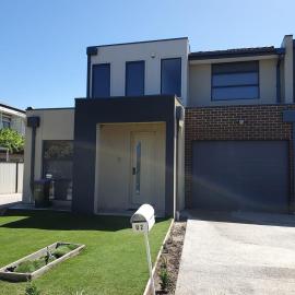 Spacious n comfortable modern family home near Train Station with free wifi u1