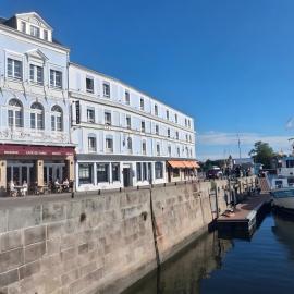 Best Western Le Cheval Blanc -Vue sur le port-plein centre ville, hotel din Honfleur