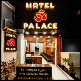 HOTEL OM PALACE NEAR MAHAKALESHWAR TEMPlE, hotel v destinácii Ujjain