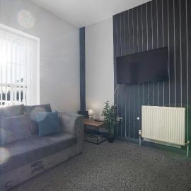 Spacious 5-Bed Flat in Stockton, Sleeps 9, хотел в Стоктън он Тийс