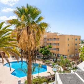 101 Bright Accomodation with Pool View