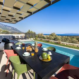 Gem Villas Luxury Sea View, מלון בKaravádhos
