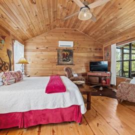 Joy | Creekside Cabin + Private Hot Tub, hotel sa Fredericksburg