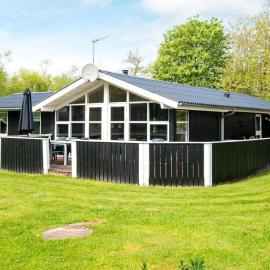 8 person holiday home in Hemmet, hotel di Falen