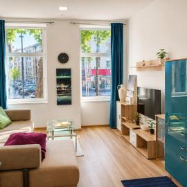 Gutbau com, Whole Apartment 4u, Self-Check-in, Top-Location, Underground & Shops under window, 3-5min Walking to Swimming & footbal Stadion, Wake-up in sunshine