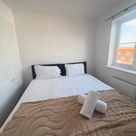 GoldenStay Tipton 4-Bed House, Sleeps 10, Free Parking & WiFi