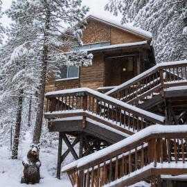Treehouse Retreat Sleeps 10 Big Deck, hotel din Shaver Lake
