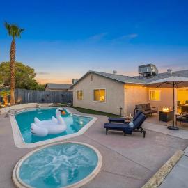 Modern Oasis, Private Pool & Spa, Sleeps 8, Vegas Strip, Allegiant