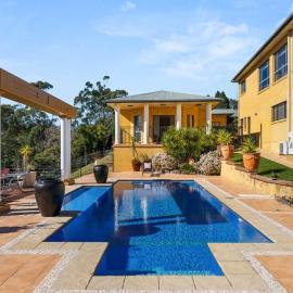 The Tuscan Estate - Private Poolside European residence in Warners Bay