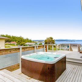 Viesnīca Updated Water View Gem with Deck BBQ Outdoor Dining Hot Tub Fireplace & WiFi pilsētā Oukhārbora