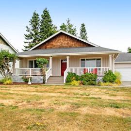 Charming Island House with Beach Access Tennis Courts and Backyard