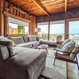 Charming Waterfront Retreat in Oak Harbor with Wood Burning Fireplace and Private Deck, hotel v destinaci Oak Harbor