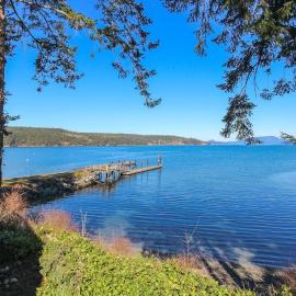 Charming Waterfront Home with Epic Views Close to Beach Dog Friendly, hotel v destinaci Islandale