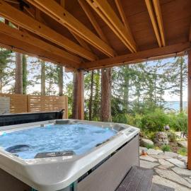 Secluded Dog Friendly Studio with Hot Tub and Beach Access in Coupeville, hotel in Coupeville