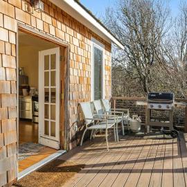 Classic Farmhouse with Front Porch and Sunset Views near Town, Hotel in Lopez