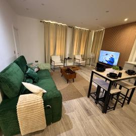 Green Haven, Cozy 2 Bed Apts, park view, family retreat and contractors, hotel u gradu 'Wolverhampton'
