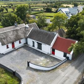 Incredible Galway Thatch Stylish Cottage Near Oranmore Sleeps 6