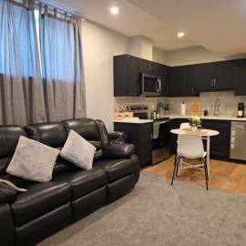 SummersChoice Basement Suite, отель в городе Calgary