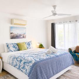 Turtles Nook - Walk to Beach - Lakefront, hotel di Urangan