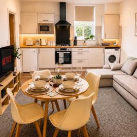 The Oakley, Stylish 2BR with Parking, 5 Guests, Near NEC and Birmingham Airport