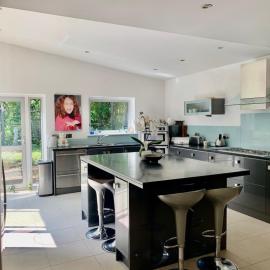 Jumbana , deluxe large country home close to London, great transport links to Gatwick