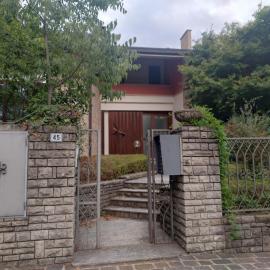 Casa parco 45 โรงแรมในBiassono