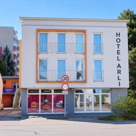 Hotel Arli، فندق في سينيتسا