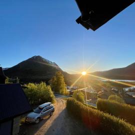 Hyggelig og velutstyrt leilighet i Lom sentrum，洛姆的飯店