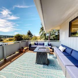 Hawk Lane Hideaway: Spacious 4 Bedroom Waterfront Retreat with Hot Tub