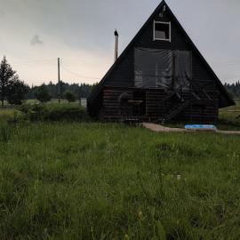 Затишний будинок Black house, hôtel à Semichov