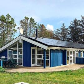 10 person holiday home in Ålbæk, hotel en Skram