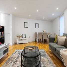 Modern 3 Bedroom Flat in Bromley with Parking - Flat A