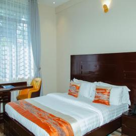 Aniny Hotel, hotel em Dar es Salaam