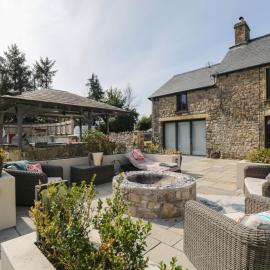 Llanfarach Farmhouse, מלון בPontyclun