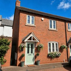 Carpenters Rest - Town Centre Boutique House with Private Parking