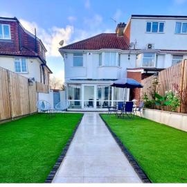 4Bed House with parking and GYM in London Edgware