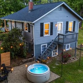 Ridge & Rest Hot Tub, Fire Pit & Mountain Charm, מלון בFairview
