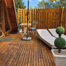 Unusual teepee chalet surrounded by nature and spa, hotel em Pignans