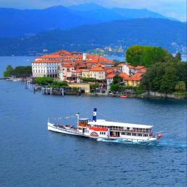 Vittoria Holiday House - Tulip Apartment and Tulip Room, hotel i Stresa