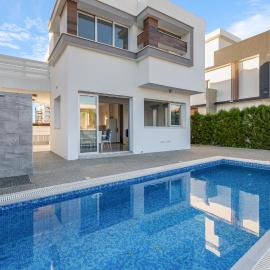 Golden Marine Luxury Beachfront Villa - 3BR,Protaras, hotel em Paralimni