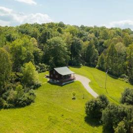 Secluded Cabin Villa with Hot Tub Pond & Hiking, hotel u gradu 'Logan'