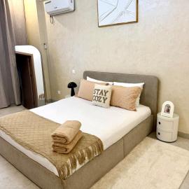 Milos Cosy House - Elegance & Comfort - Pool & Gym, hotel in Point E