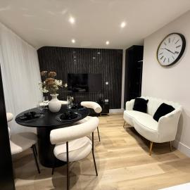 Brand new Luxury 4 Bed 4 bath Surbiton Flat London 20 min, khách sạn ở Surbiton