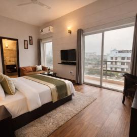 The Garnet Apartment With Balcony # Lift # Garden # Ac rooms # Private Parking # Near Prem Mandir # Located Inside- Omaxe Eternity Vrindavan #, hotelli kohteessa Vrindavan