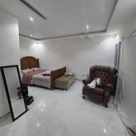 1 bed rd 1bath and a private compound, hotel v destinácii Freetown