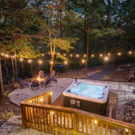 Rustic Wooded Getaway: Spacious, HotTub&GameRoom、Mount Jacksonのホテル