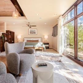 Luxury Hill Country Estate โรงแรมในDriftwood