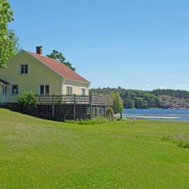 Seaside Cottage with Balcony and Grill